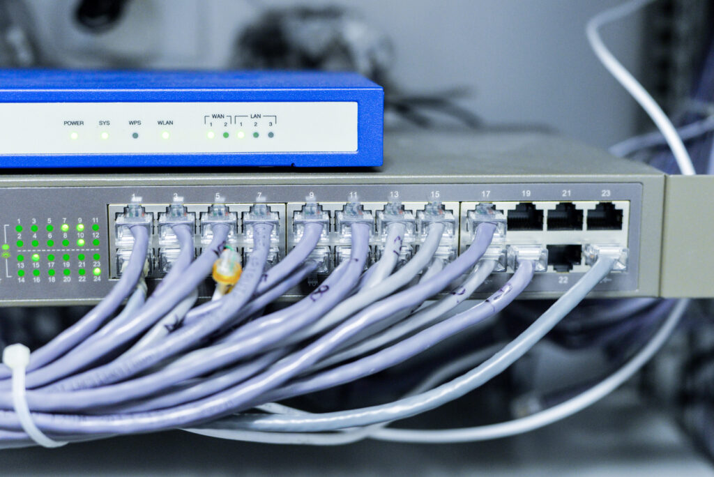 İkinci el switch fiyatları için ekspertize alınan kurumsal ağ switch ve router cihazları