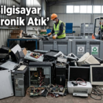 Geri dönüşüm tesisinde biriken hurda bilgisayar kasaları, eski monitörler ve elektronik atık yığını.